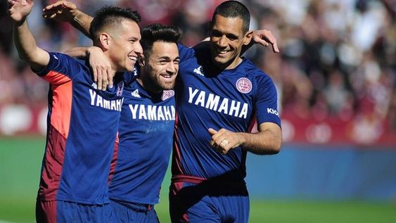 Lanús venció a Colón y se prendió entre los de arriba
