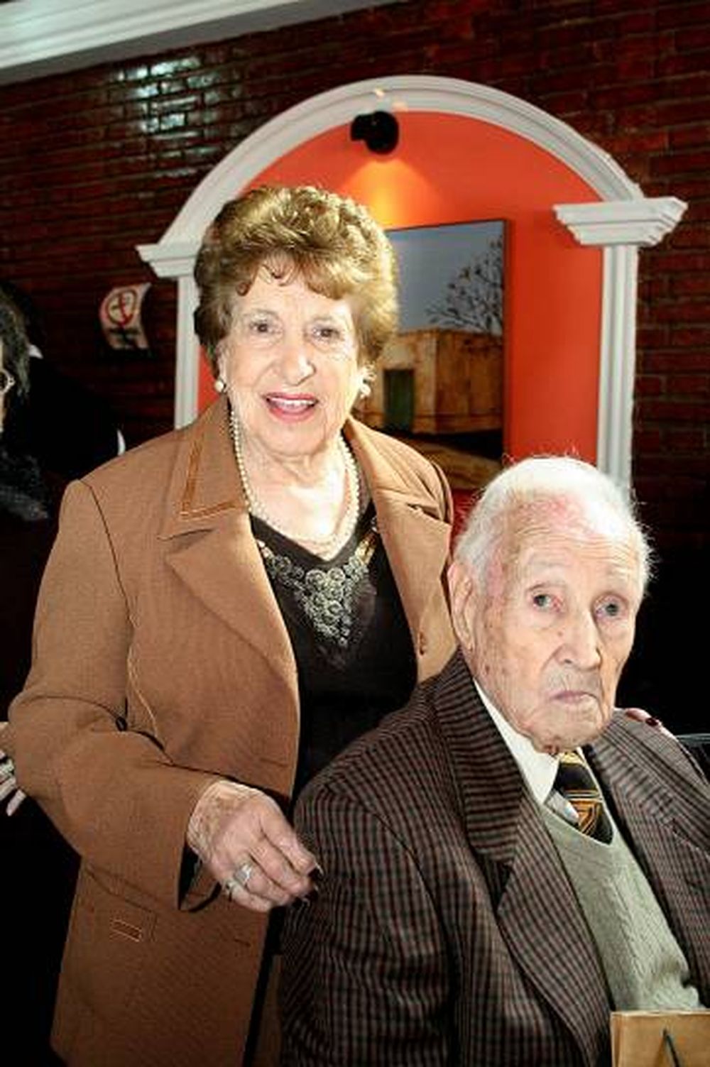 Cien velitas para Guillermo Flores