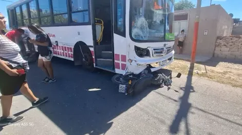 Dos hombres resultaron heridos tras un accidente con un colectivo