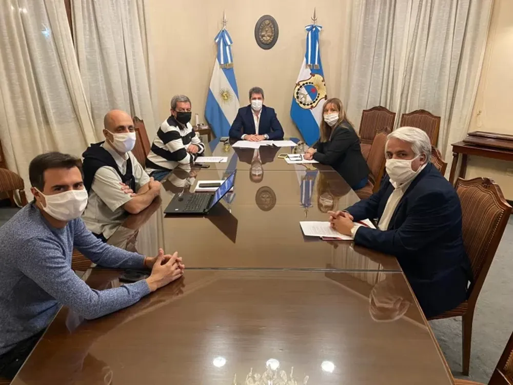 Uñac habilitó el trabajo en industrias, en peluquerías y de contadores y abogados