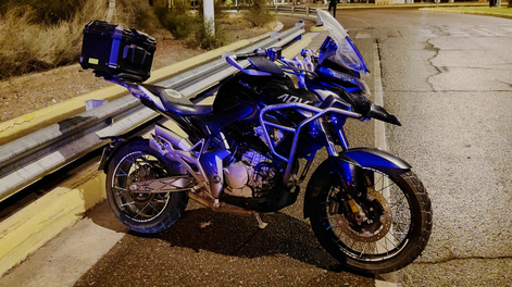 La moto robada por dos sujetos armados, uno de ellos menor de edad.