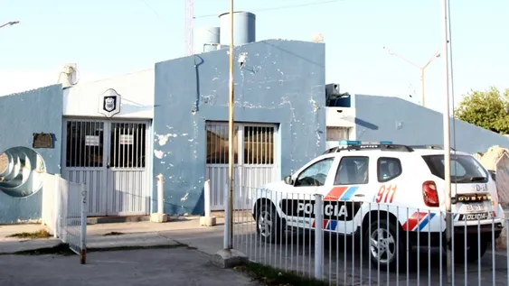 Detienen a oficial de policía porque su pareja lo acusó de haberla golpeado frente a su hija