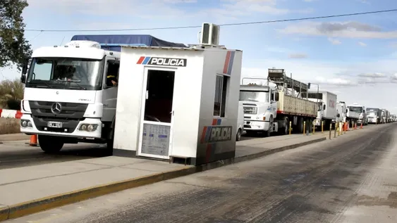 Camioneros se quejan por el aumento de costos para cruzar cargas a Chile
