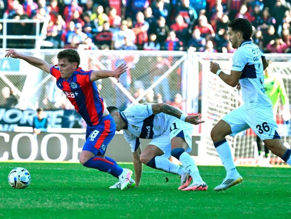MANO A MANO. San Lorenzo no pudo de local con el Lobo platense.