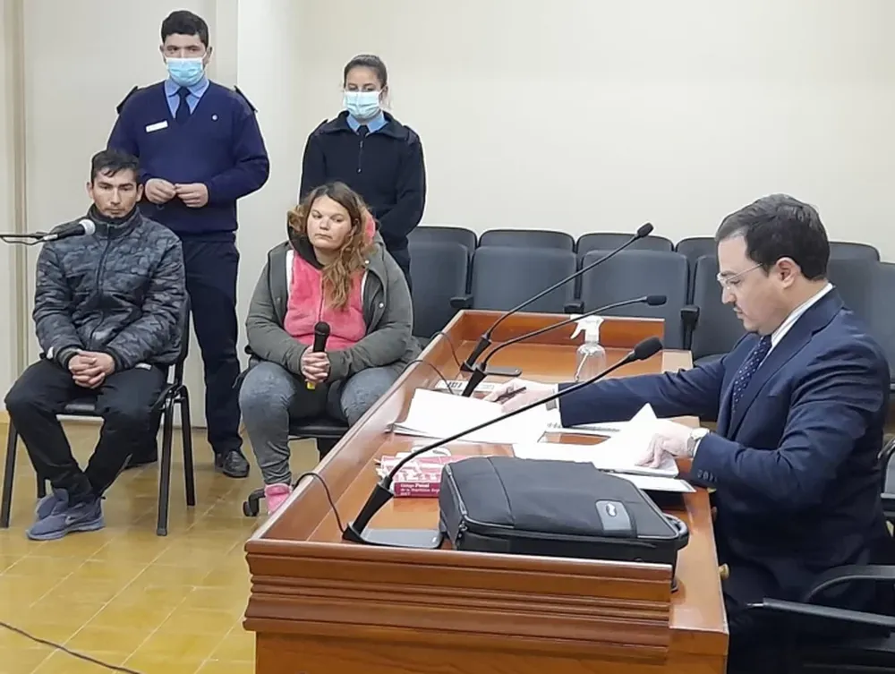 Cae acusado de quebrar al hijastro de una patada, él sostiene que “se cayó”