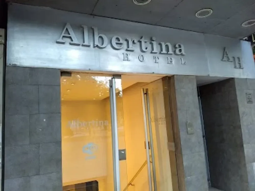 Llegó a San Juan y se negó a cumplir la cuarentena: terminó detenida en el hotel