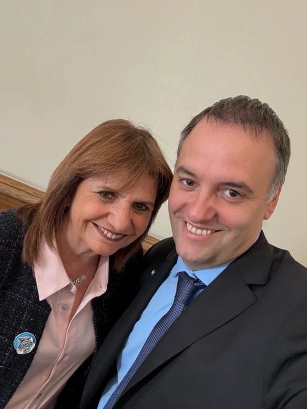 El jefe de Gabinete, Manuel Adorni, con la senadora Patricia Bullrich.