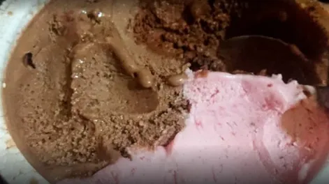 Compró un kilo de helado y encontró una “sorpresita” en medio del pote