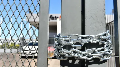 Cierre de Fate: trabajadores realizaron una asamblea dentro del predio y denunciaron que la planta sigue cerrada