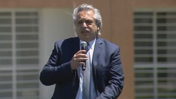 Fernández dijo que “devaluar es muy fácil, pero es una máquina de generar pobreza”