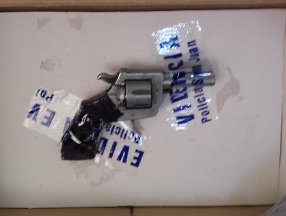 Un “asaltante” cae con un arma