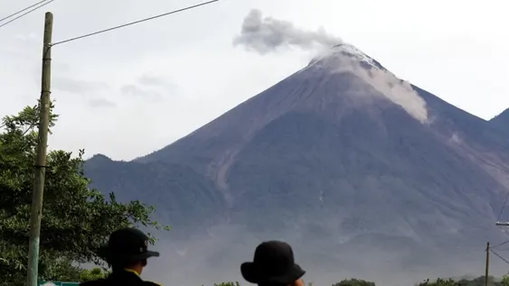 Cinco días después, el volcán de Fuego sigue activo en Guatemala