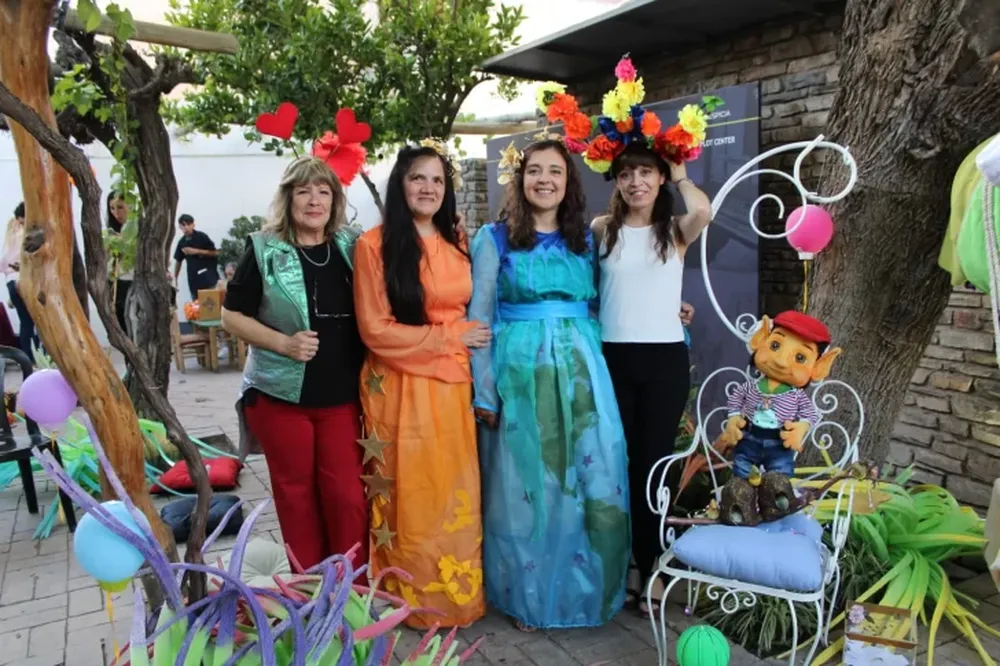 Los trajes de distintas ediciones de la FNS se prestan a la comunidad para actividdes culturales y artísticas.