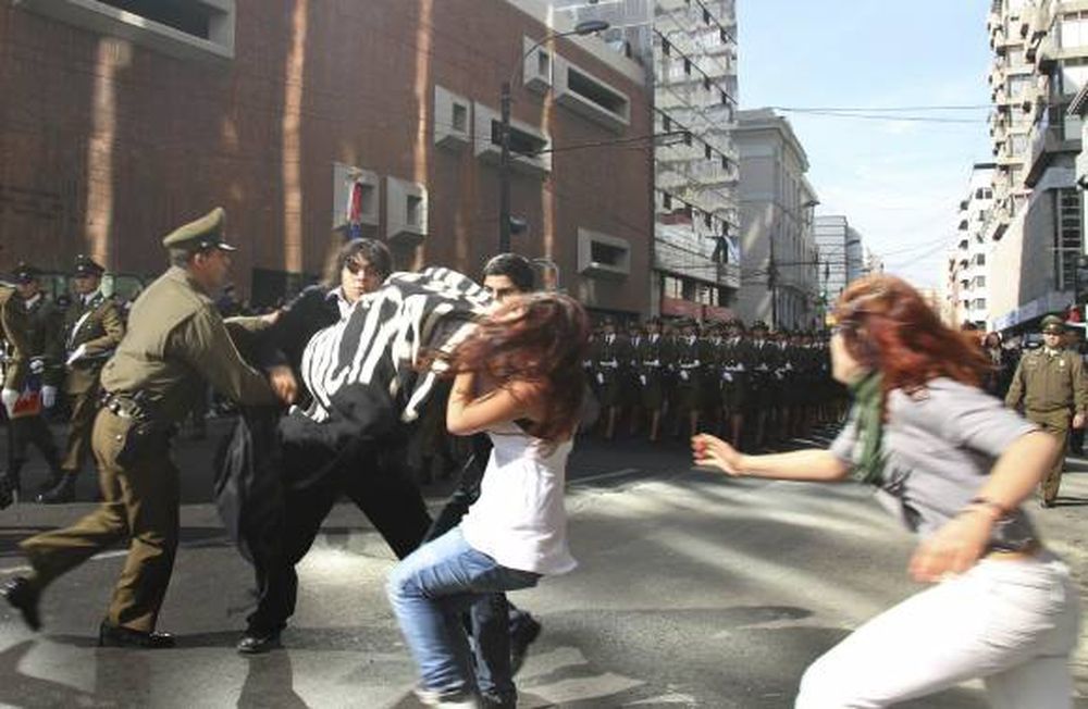 Protestas empañan un  acto clave de Piñera