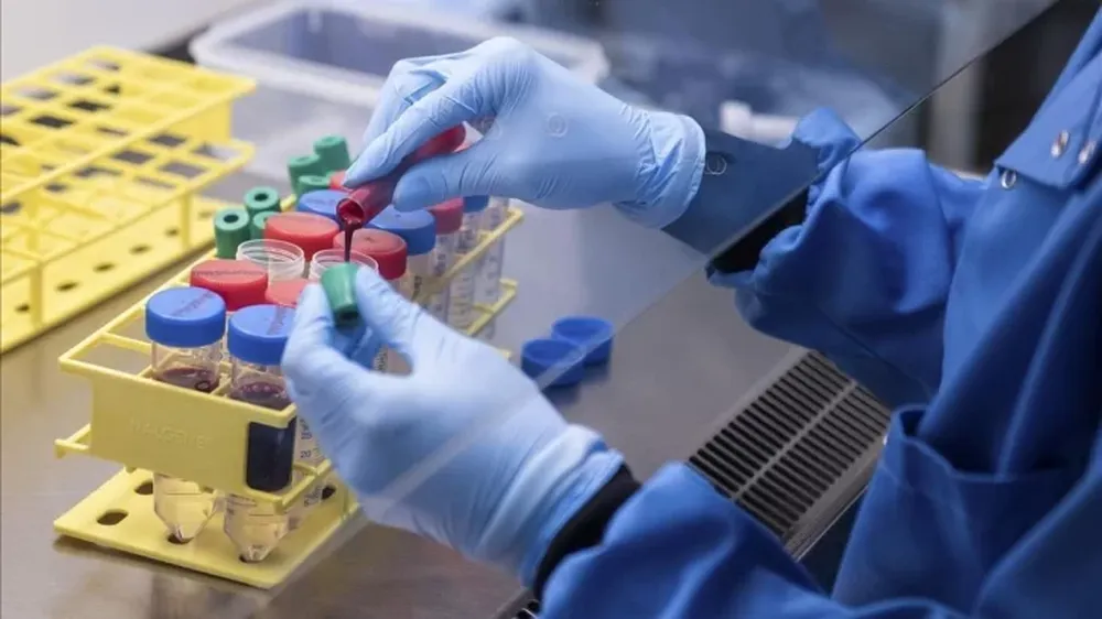 AstraZeneca explicó que la pausa del ensayo clínico de vacuna es “una acción de rutina”