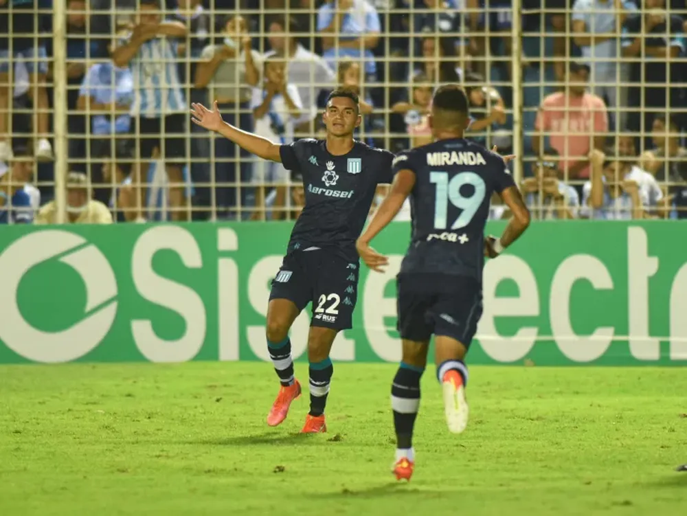 Racing sigue dulce: goleó y se anota como candidato