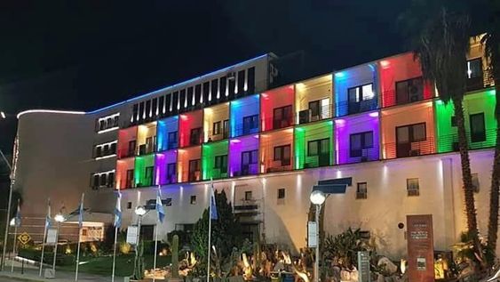 La bandera del orgullo gay, en el Centro Cívico y las paredes de la Legislatura