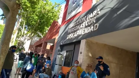 Largas filas y enojo de personas con discapacidad para obtener una entrada