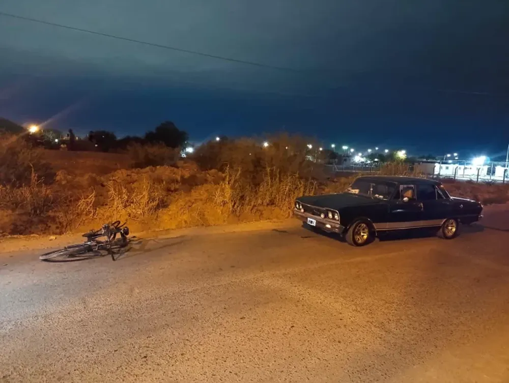 Un menor en bicicleta fue atropellado por un auto antiguo y terminó hospitalizado