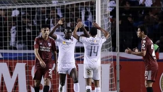 Sorpresa en Ecuador: River, con uno menos, cayó 3-0 ante la Liga de Quito