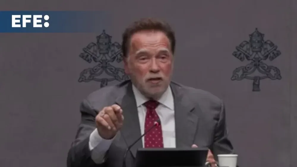 Arnold  Schwarzenegger visitó en las últimas horas el Vaticano para respaldar los esfuerzos del papa León XIV contra el cambio climático y el uso de combustibles fósiles.