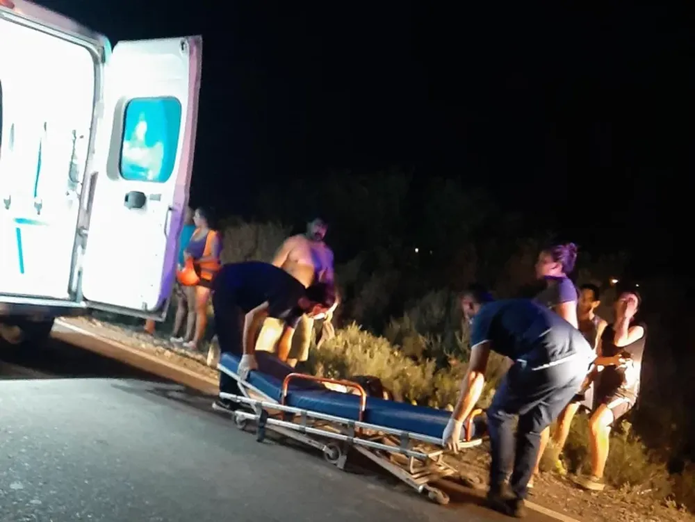 Una moto atropelló a un peatón: tres jóvenes terminaron en el hospital