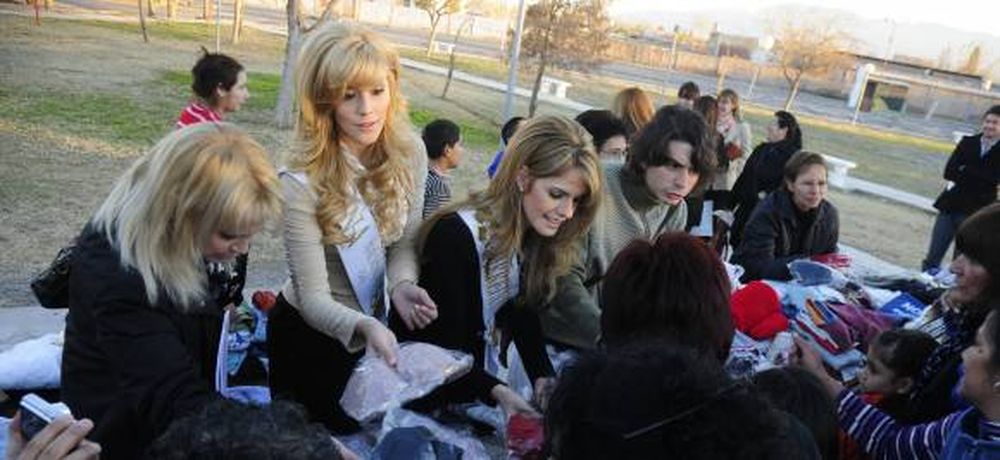 Las Reina y Virreina del Sol  sorprendieron a las niñas