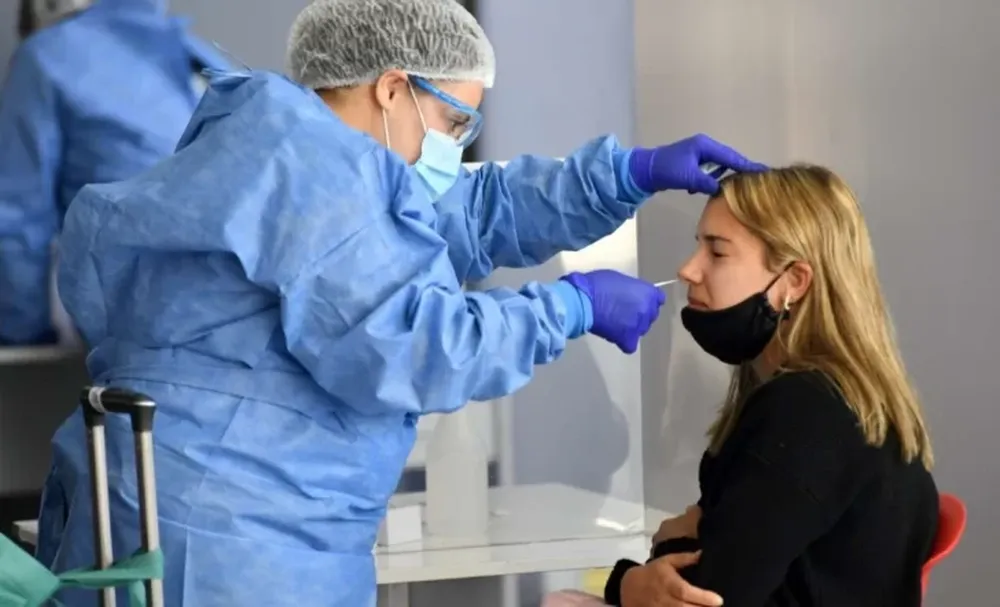 En el país, el 13% de las personas con covid en el último mes ya se habían contagiado antes