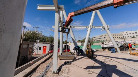 Avanza la obra de los nuevos consultorios del Hospital Rawson: comenzó el montaje de la estructura principal