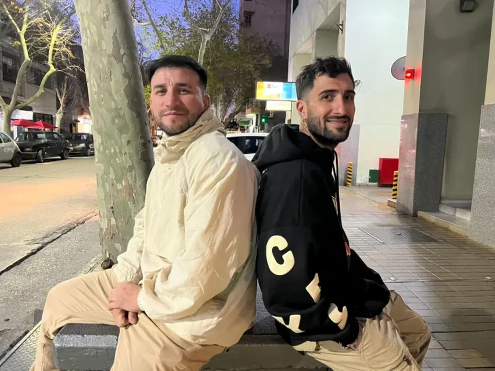 El nostálgico recuerdo de la infancia de Omega: del sacrificio de niños vendiendo semitas al éxito en la actualidad