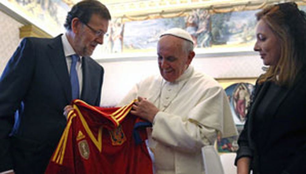 Rajoy le regaló a Francisco una camiseta de España