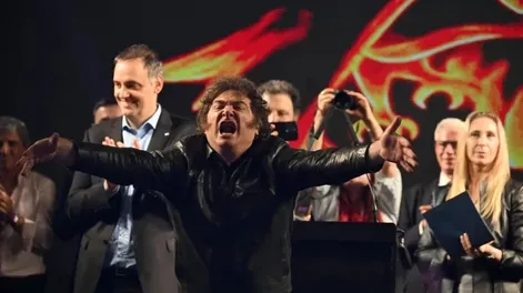 A LO MILEI. El Presidente acompañó a su candidato junto a su hermana Karina y una militancia colorida y encendida.