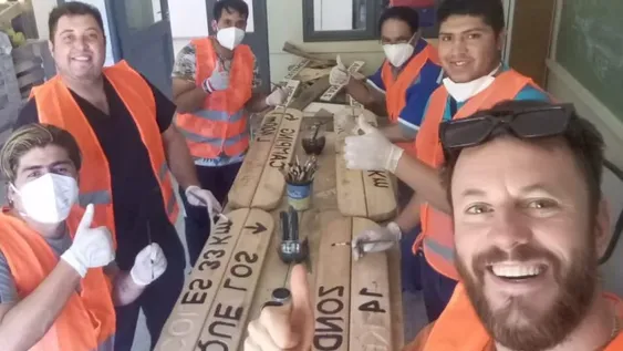 Reutilizan maderas y dan un taller en escuelas para enseñar a emprender