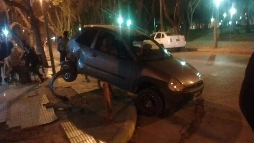 Un auto terminó en la vereda y sin una rueda por un fuerte choque