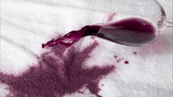 Mancha de vino tinto, terror para la ropa.