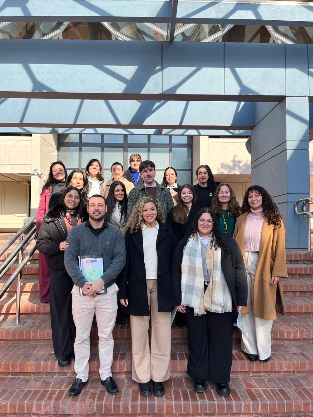 Los 14 docentes argentinos seleccionados para el programa Fulbright FLTA 2026-2027, durante un encuentro en la Embajada de Estados Unidos junto a Meghan McGill, agregada cultural.