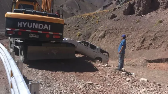 Una pareja que volvía a San Juan volcó en el Paso de Agua Negra