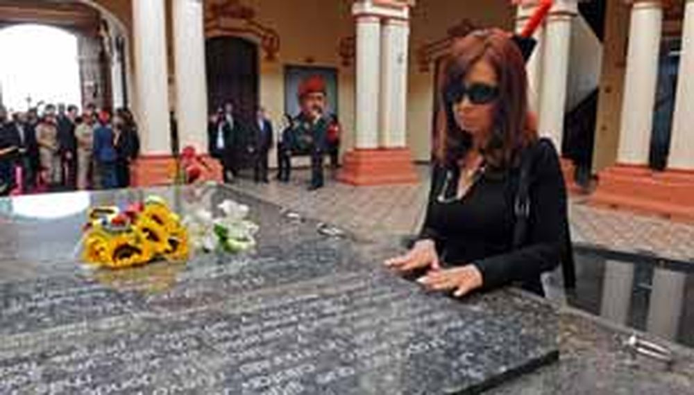 CFK, emocionada tras visitar la tumba de Chávez