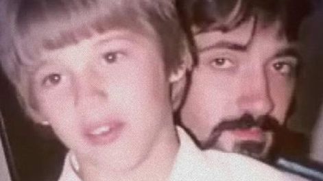 Sufrió abuso de pequeño, sacó un libro y el video de su padre matando al atacante se viralizó