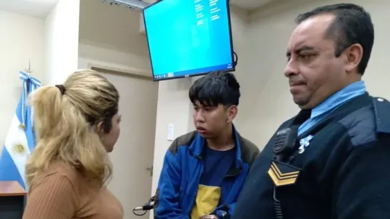 Condenaron a 7 años a un hacker cara de niño que atormentó a una chica y sus papás