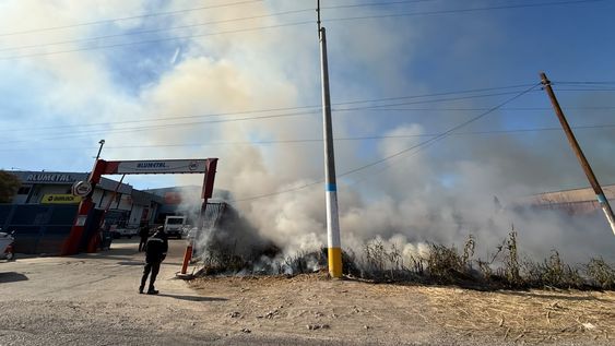 Rawson. Revuelo por un incendio al lado de un conocido negocio de la construcción