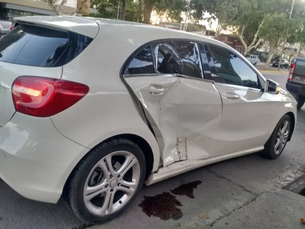 Destruyó su moto BMW en un tremendo choque con un Mercedes Benz