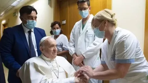 El Vaticano confirmó que el papa Francisco tiene neumonía bilateral