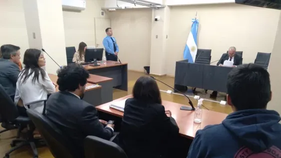 Rebajan la condena al hijo de un abogado que en su cumpleaños abusó de su hermana