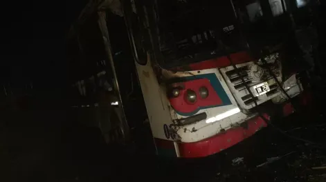 Voraz incendio arrasó con una flota de colectivos en Pocito: no hubo heridos pero las pérdidas son totales