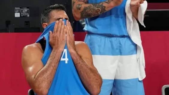 [VIDEO] Se retiró Luis Scola, frenaron el partido y hasta los rivales lo ovacionaron