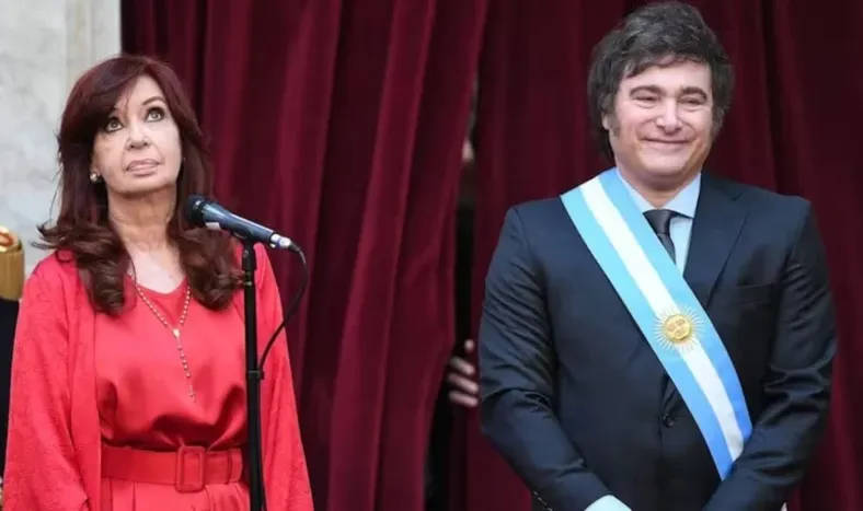 El Gobierno cruzó a CFK: “La doblemente condenada por chorra tiene el tupé de criticar el plan económico”.