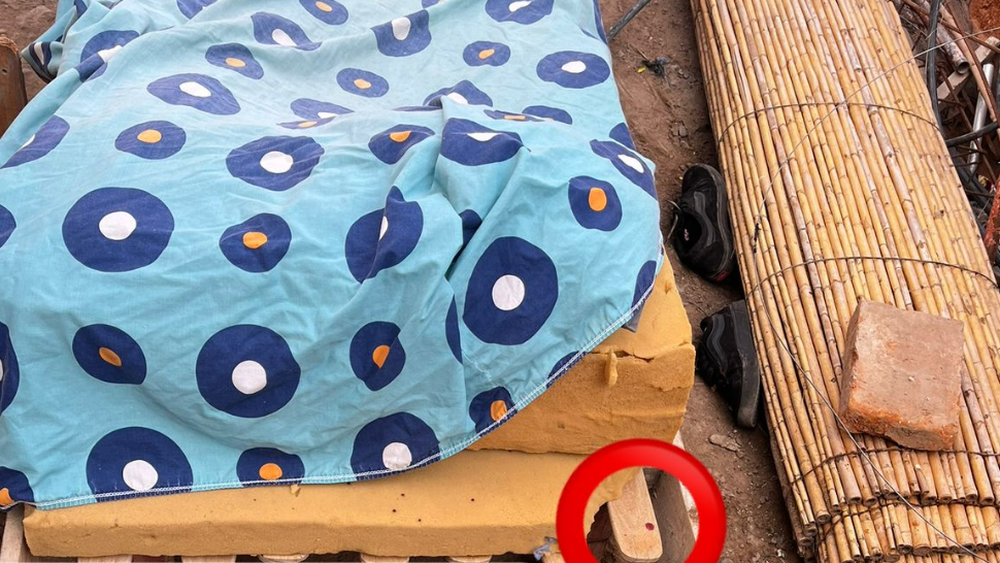 La mancha de sangre que quedó tras los golpes que recibió la víctima. 