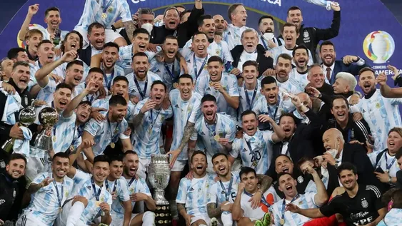 Dos tanques con el rótulo de candidatos