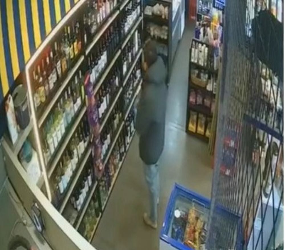 [VIDEO] Denuncian que un sujeto se robó un whisky mientras otro distraía a la cajera